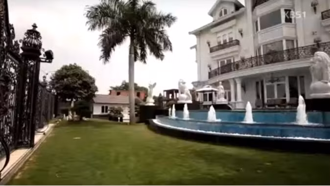 Cách đây mấy năm, đài truyền hình KBS Hàn Quốc đã phát sóng phóng sự về tư gia của tỷ phú Johnathan Hạnh Nguyễn. Bao quanh nhà là hàng cây xanh và bể bơi. Ảnh: KBS