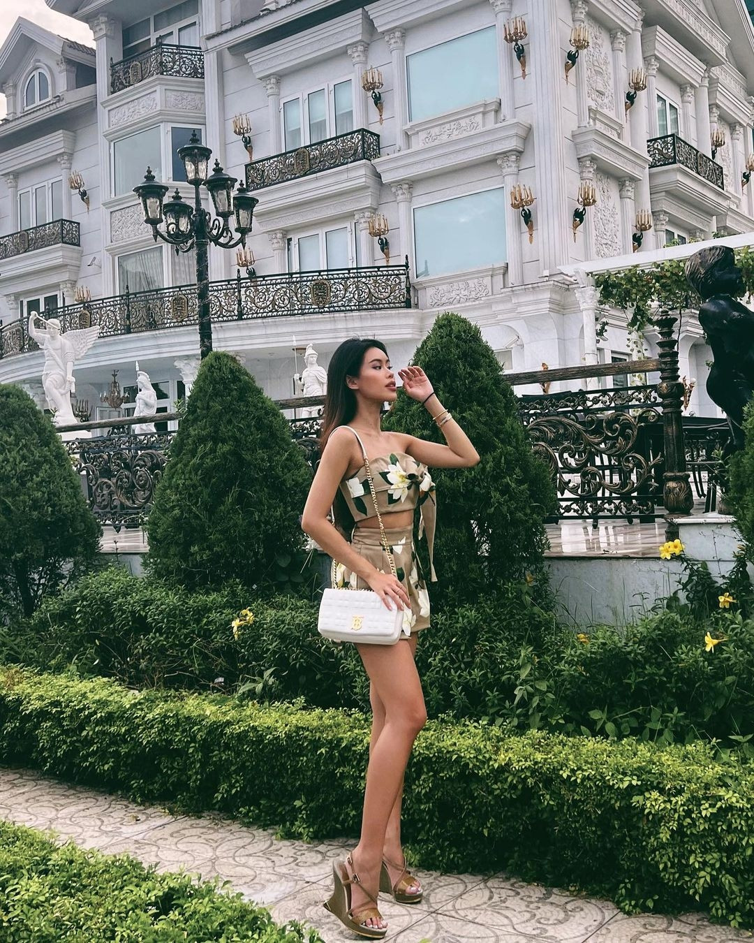 Khuôn viên biệt thự là địa điểm thả dáng yêu thích của Tiên Nguyễn. Ảnh: FBNV