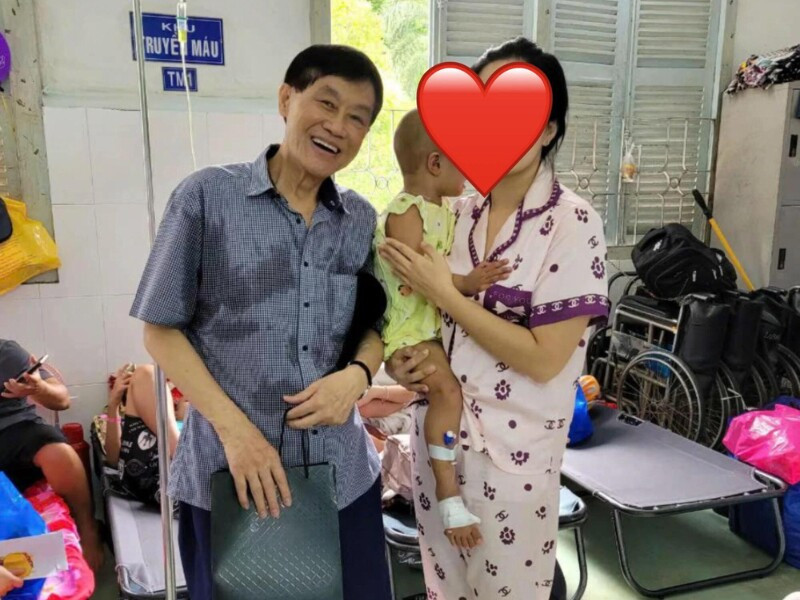 Mới đây, tỷ phú Johnathan Hạnh Nguyễn khiến dân tình bất ngờ khi mặc trang phục bình dị, áo bị ướt lấm tấm, xách theo túi giấy âm thầm đi làm từ thiện tại 1 bệnh viện, nhân dịp trung thu. Ảnh: Bối Bối và mẹ Thao/Đời sống &amp; pháp luật