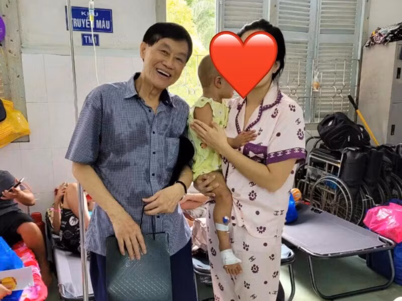 Mới đây, tỷ phú Johnathan Hạnh Nguyễn khiến dân tình bất ngờ khi mặc trang phục bình dị, áo bị ướt lấm tấm, xách theo túi giấy âm thầm đi làm từ thiện tại 1 bệnh viện, nhân dịp trung thu. Ảnh: Bối Bối và mẹ Thao/Đời sống &amp; pháp luật