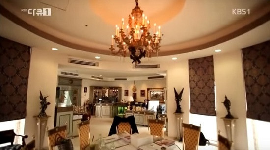 Nhiều các đồ nội thất có hình dáng lạ và được phủ một lớp màu vàng tạo nên vẻ xa hoa, lộng lẫy. Ảnh: KBS