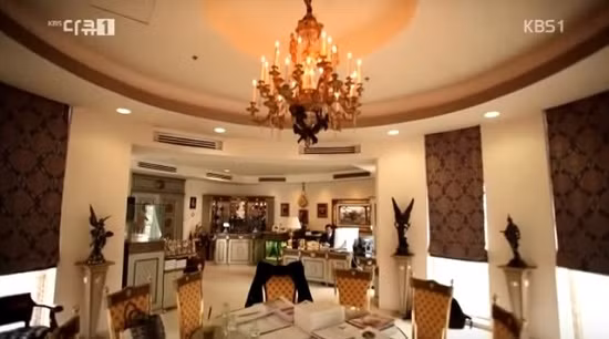 Nhiều các đồ nội thất có hình dáng lạ và được phủ một lớp màu vàng tạo nên vẻ xa hoa, lộng lẫy. Ảnh: KBS