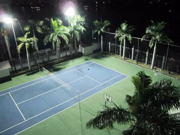 Trong khuôn viên biệt thự còn có cả sân tennis giúp các thành viên có thể tự do luyện tập. Ảnh: KBS
