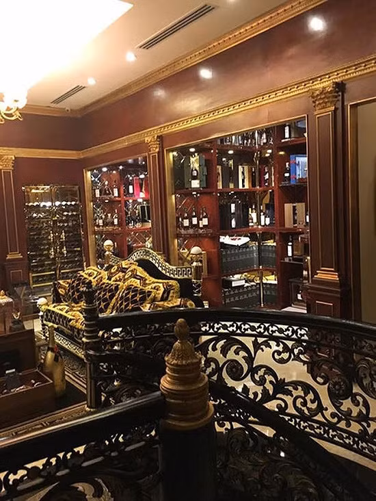 Không chỉ choáng ngợp bởi không gian bên ngoài, bên trong dinh thự còn được đầu tư không ít tiền bạc để có nội thất "độc nhất vô nhị" theo phong cách hoàng gia châu Âu. Ảnh: ĐSPL