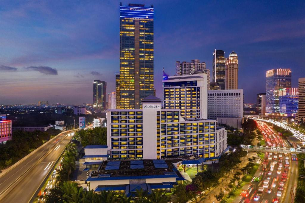 Khách sạn Le Meridien Jakarta tọa lạc tại vị trí đắc địa, chỉ cách sân bay Quốc tế Soekarno-Hatta 30 phút lái xe. Ảnh: Booking