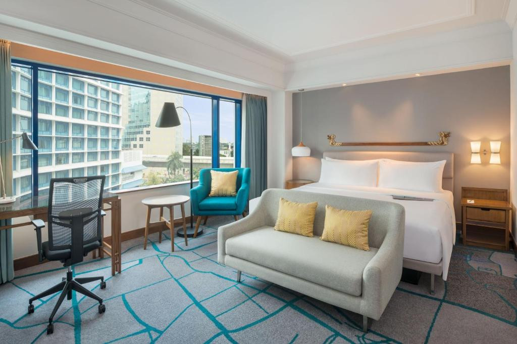 Khách sạn gồm 4 loại phòng: Premier, Deluxe, Executive và Suite. Giá phòng thấp nhất là 3,8 triệu đồng/đêm với phòng Deluxe và 4,2 triệu đồng/đêm với phòng Premier (chưa bao gồm thuế và chi phí khác). Ảnh: Booking