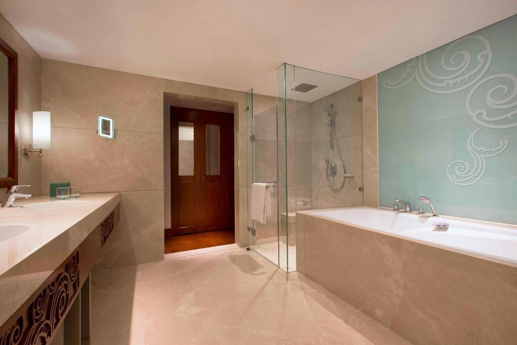 Phòng tắm rộng được trang bị nội thất hiện đại. Ảnh: Booking