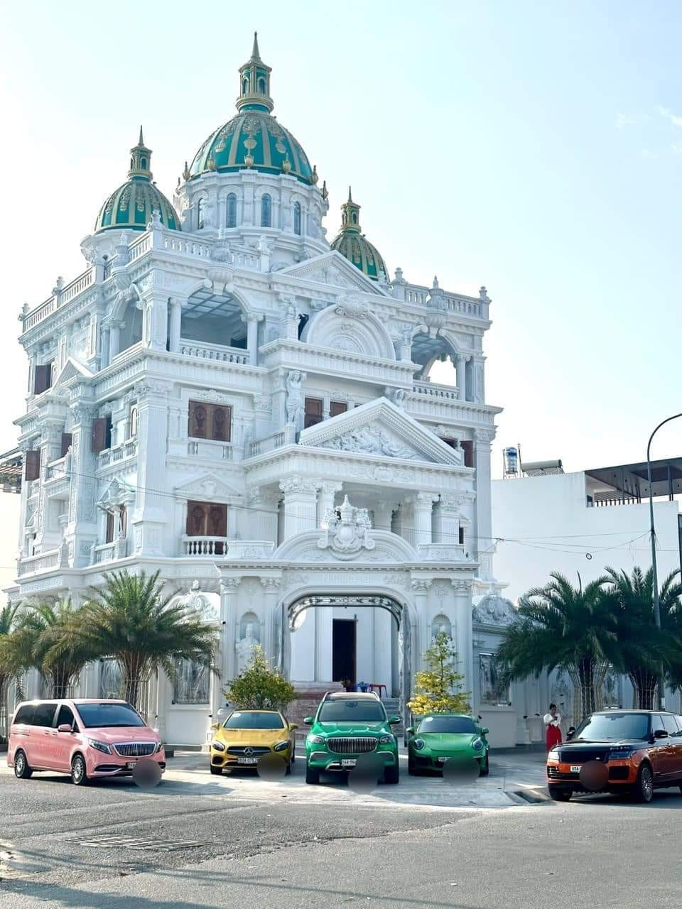 Toà lâu đài thiết kế theo phong cách hiện đại, sử dụng vật liệu cao cấp và thiết kế tinh tế, thể hiện đẳng cấp và gu thẩm mỹ của nữ đại gia.