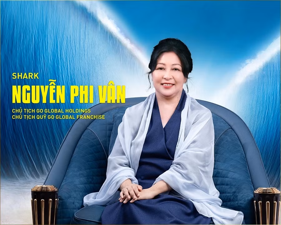 Nguyễn Phi Vân là một chuyên gia nhượng quyền. Bà sinh năm 1972 tại TP HCM. Sau khi theo học khoa Anh tại Đại học Tổng hợp TP HCM, bà du học tại Úc chuyên ngành Quản trị Du lịch và Khách sạn. Bà Phi Vân có bằng Thạc sĩ Quản trị Kinh doanh (MBA) tại Đại học Central Queensland, Úc. Ảnh: Shark Tank