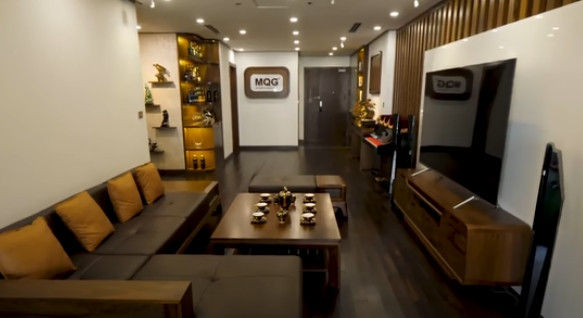 Nội thất bên trong căn hộ sử dụng gỗ tự nhiên, không bị cong vênh hay mối mọt. Ảnh: chụp màn hình