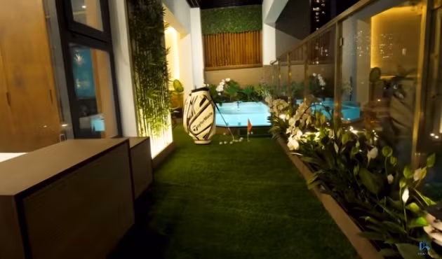 Với mong muốn biến căn hộ thành một biệt thự sân vườn trên cao, kiến trúc sư dành tới 40m2 làm khu vườn để thư giãn. Ảnh: chụp màn hình