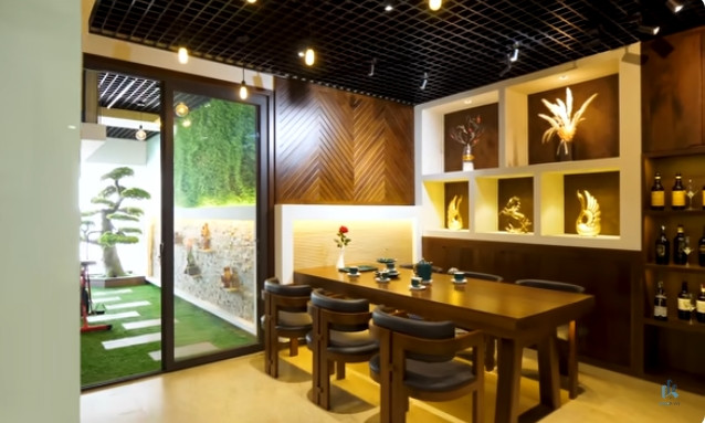 Phòng ăn với chiếc bàn kích thước lớn. Ảnh: chụp màn hình