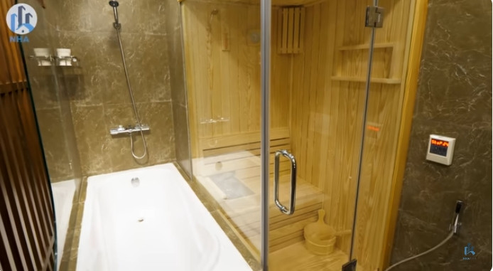 Phòng tắm master được trang bị phòng xông hơi tiện nghi. Ảnh: chụp màn hình