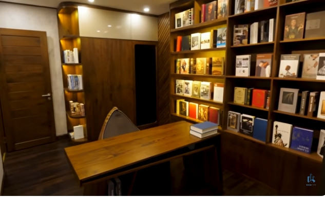 Do không có nhu cầu sử dụng nên một phòng ngủ linh hoạt được gia chủ thiết kế thành phòng làm việc. Ảnh: chụp màn hình