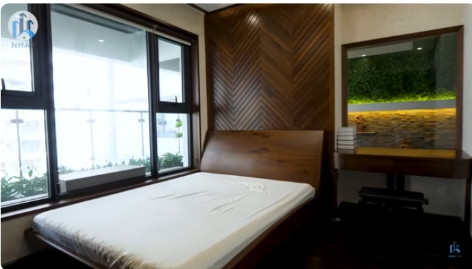 Căn nhà gồm 3 phòng ngủ, một trong số đó có diện tích nhỏ, cửa kính lớn nhìn ra ban công. Ảnh: chụp màn hình