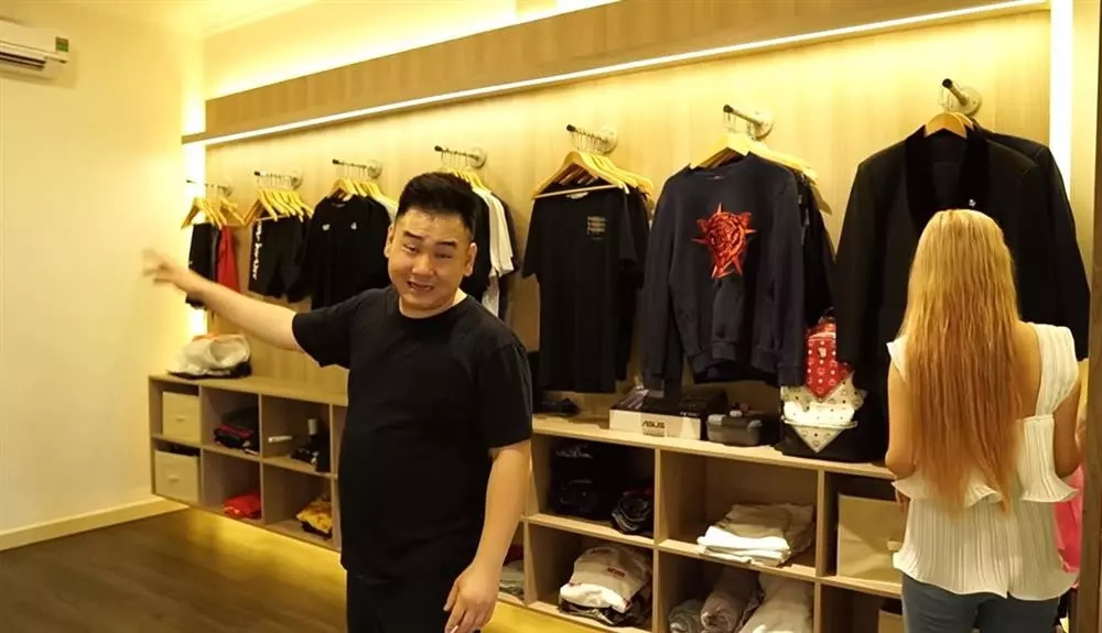 Khu vực để quần áo được phân chia tách biệt theo sở thích của vợ và chồng.