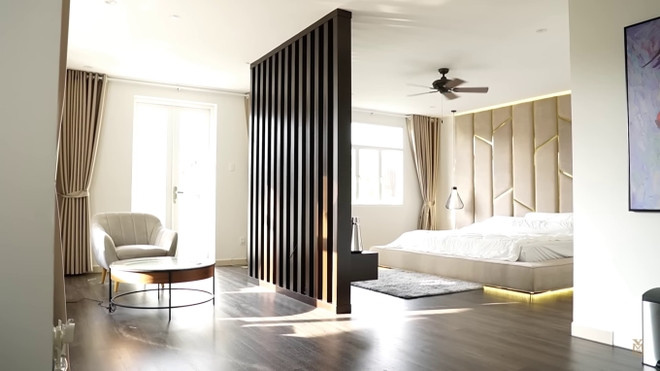 Phòng ngủ được nam streamer đập từ 3 căn phòng để tạo thành không gian mở.