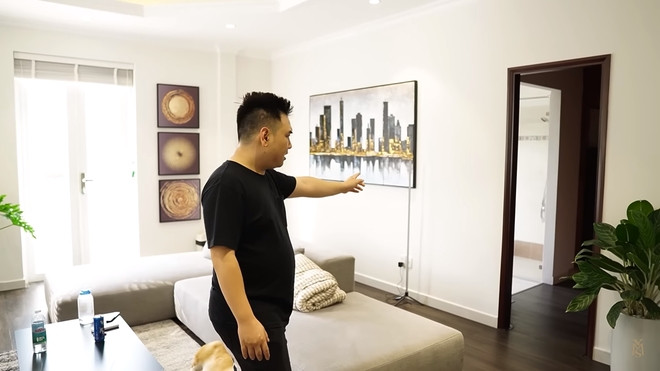 Trên tầng 2 là không gian phòng khách chính và 3 phòng ngủ.