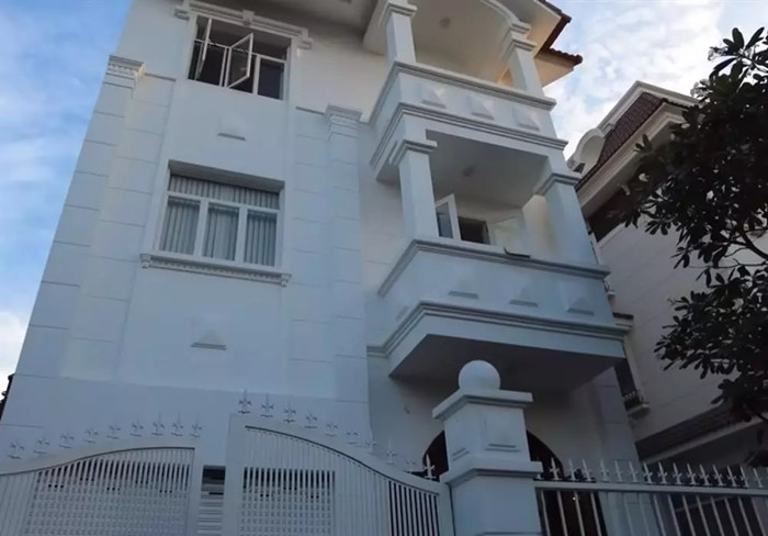 Biệt thự của Xemesis - Xoài Non gồm 4 tầng, thiết kế theo phong cách hiện đại với gam màu trắng chủ đạo.