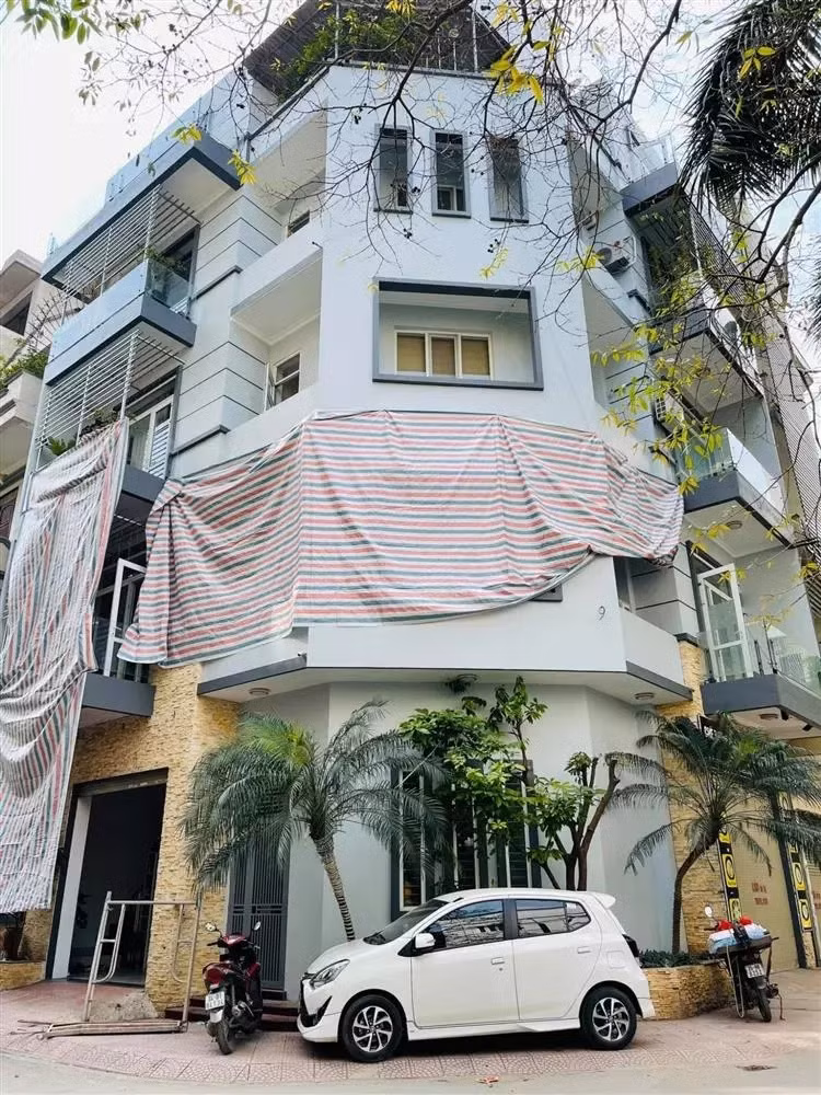 Được biết, biệt thự của vợ chồng Hằng Đăng nằm ở vị trí đắc địa trên một con phố tại Hà Nội.