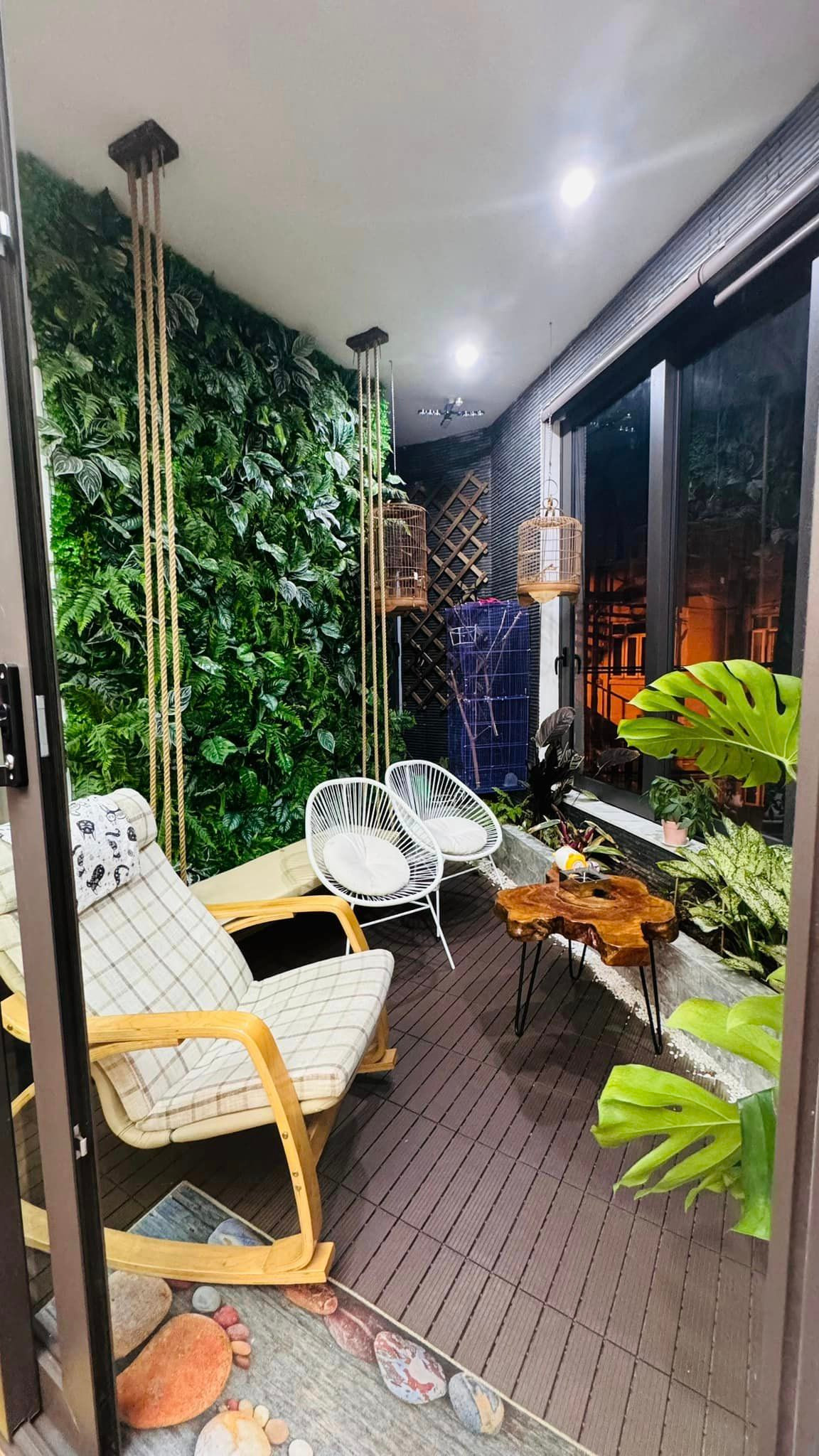 Góc ban công được thiết kế thành khu vực rất "chill".