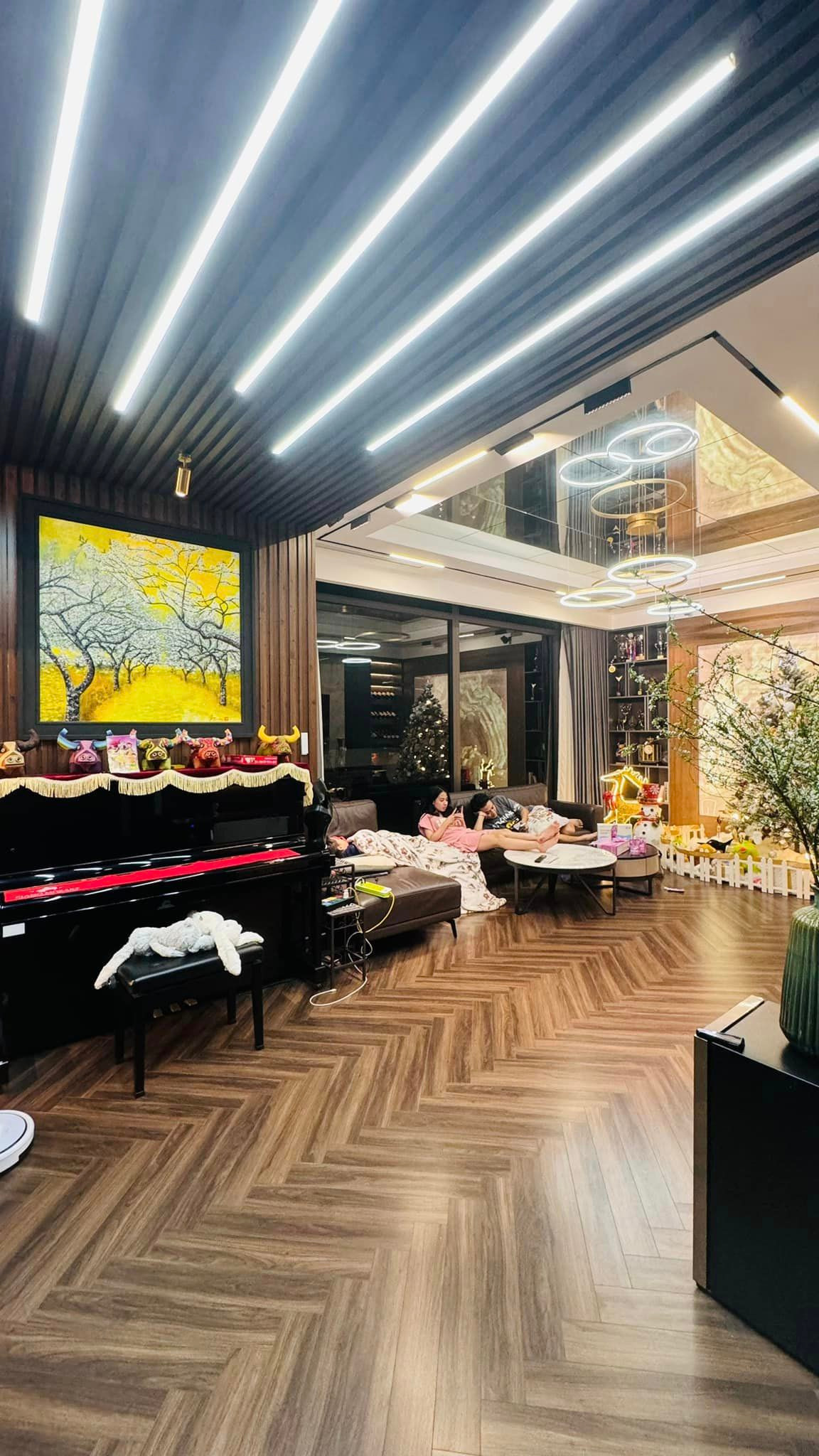 Mới đây, Hồng Đăng chia sẻ hình ảnh hai con gái dọn nhà để được bố phát lương. Qua đó, khán giả phần nào thấy được căn nhà của vợ chồng nam diễn viên rất to, rộng và bề thế.