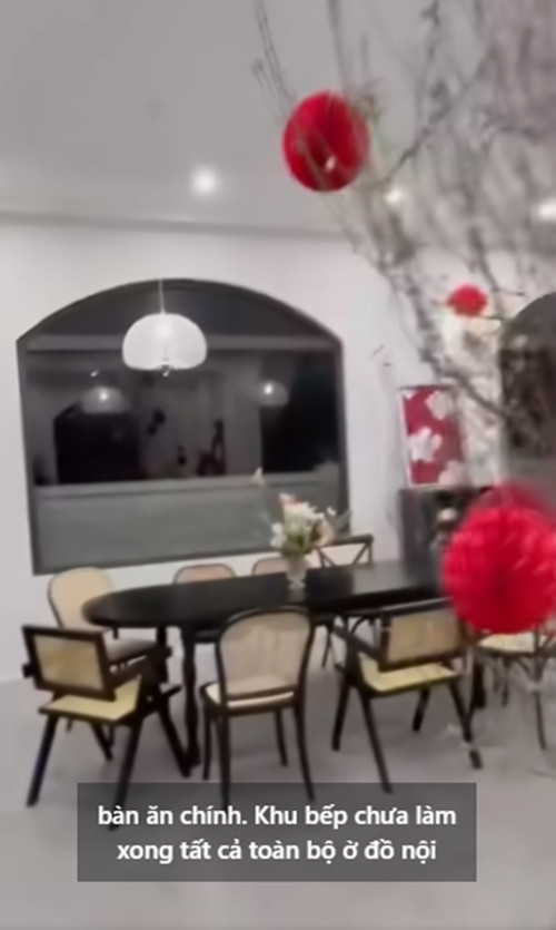 Toàn bộ nội thất trong nhà đều do nữ diễn viên tự mua và sắp đặt, tranh tự vẽ, hoa tự cắm...