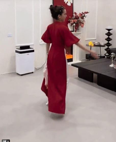 Nhà mới của Quỳnh Lương thiết kế theo phong cách bán minimal (tối giản) và kết hợp Indochine (Đông Dương), sử dụng gam màu trắng đen làm chủ đạo.