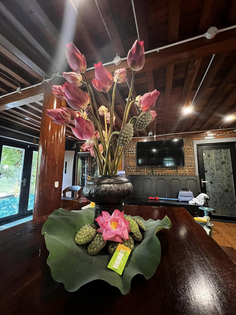 Nội thất trong nhà được bài trí đơn giản nhưng phảng phất nét cổ kính với nhiều món đồ gỗ tự nhiên như sập gụ, tủ thờ, bình gốm sứ...