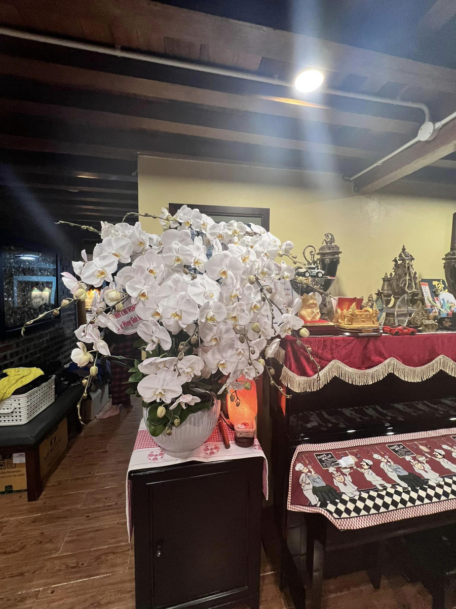 Bà xã nghệ sĩ Xuân Bắc thường xuyên trang trí không gian nhà bằng hoa tươi.