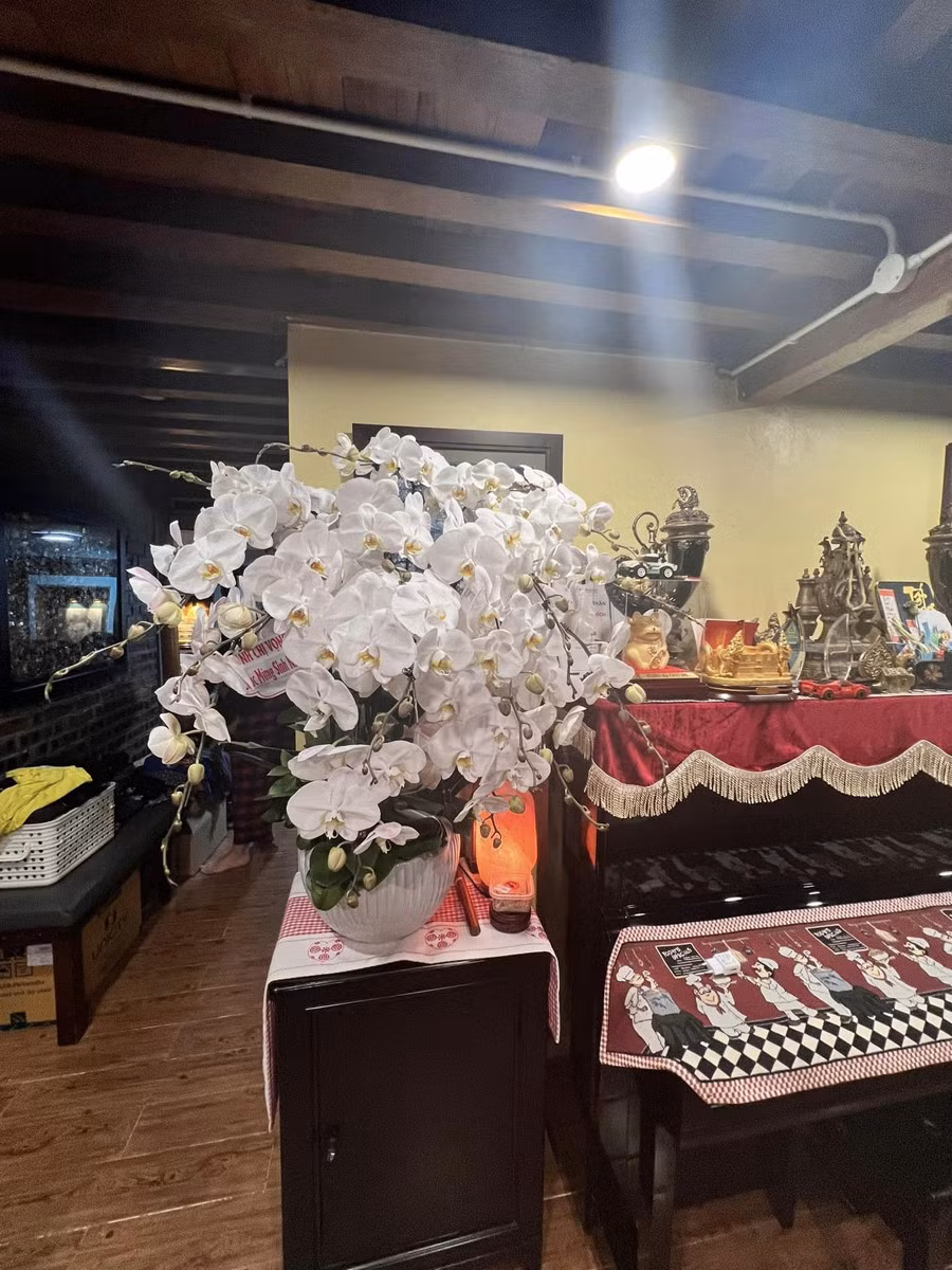 Bà xã nghệ sĩ Xuân Bắc thường xuyên trang trí không gian nhà bằng hoa tươi.