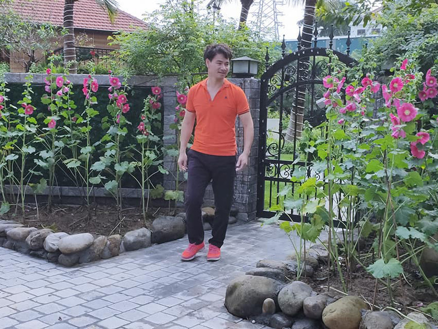 Trong sân vườn, vợ chồng nam nghệ sĩ trồng nhiều hoa tươi.