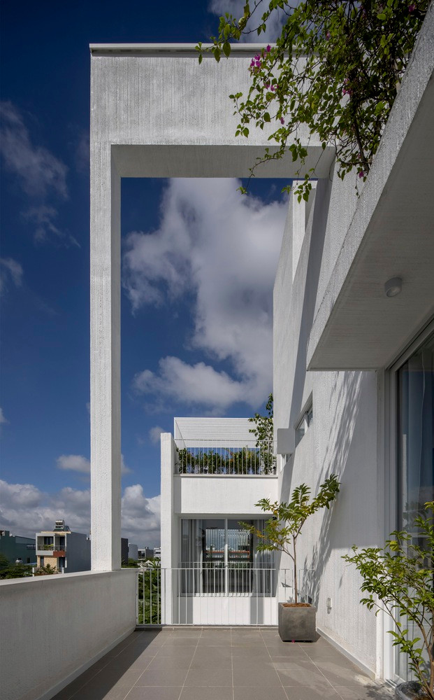 Về mặt không gian, cấu trúc linh hoạt này tạo ra nhiều tầng vườn, ban công, sân thượng ở các độ cao khác nhau giúp phối cảnh công trình trở nên sinh động.