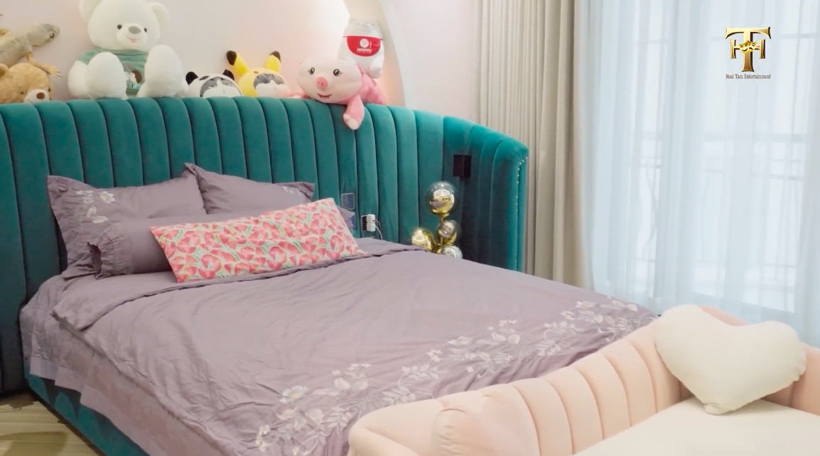 Phòng cho con gái Việt Hương được trang trí màu xanh tím theo sở thích của bé.