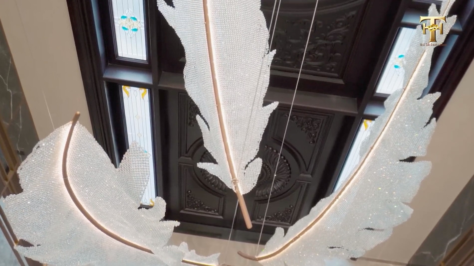 Hai vợ chồng đều hoạt động nghệ thuật nên ông xã Việt Hương ưu tiên dùng các hoạ tiết như lông vũ, nốt nhạc, phím đàn piano... để trang trí khắp nhà.