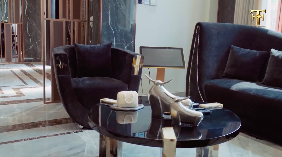 Toàn bộ bàn ghế trong nhà đều được vợ chồng Việt Hương đặt riêng.