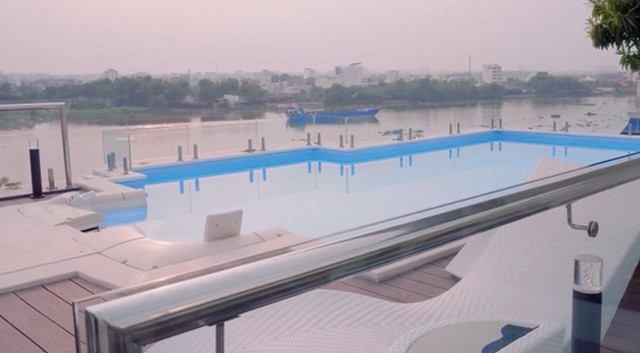 Sân thượng được ví là "tổ hợp nghỉ dưỡng" vì có bể bơi, vườn cây, bếp nướng BBQ. Nguồn ảnh: FBNV, chụp màn hình YouTube Hoài Tâm