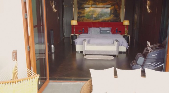 Phòng ngủ của vợ chồng Việt Hương ở tầng 3, có tầm nhìn thẳng ra sông Sài Gòn.