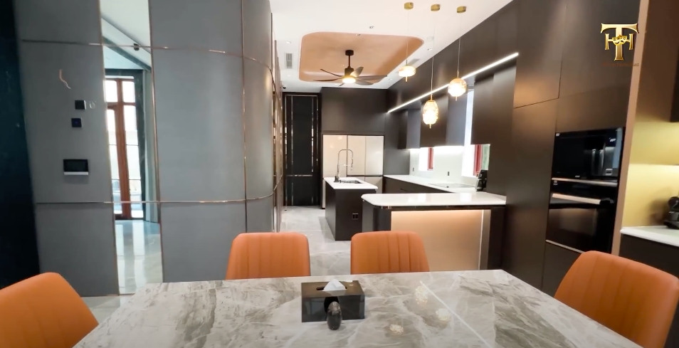 Phòng bếp rộng với thiết bị hiện đại.