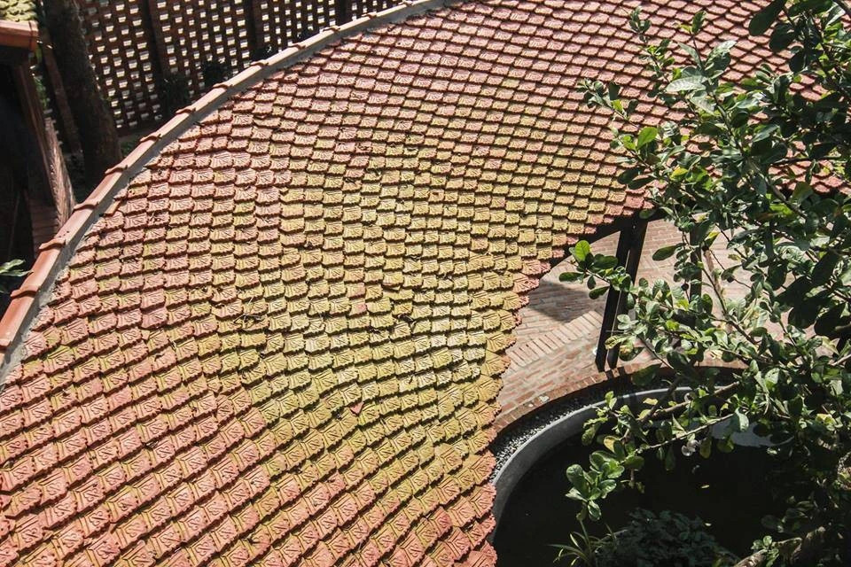 Mái ngói mọc rêu xanh truyền thống. Nguồn ảnh: Lab concept