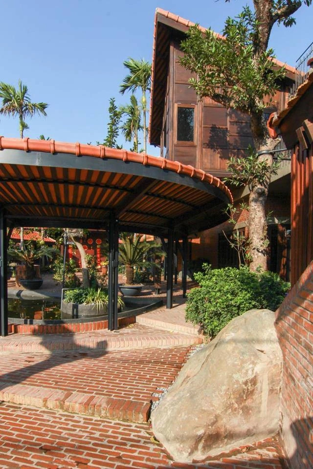 Xung quanh là lối đi hình vòm cung lợp ngói, đảm bảo quá trình giao thông giữa các khối nhà.