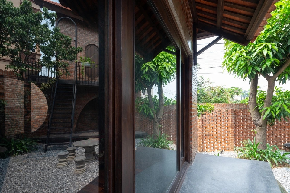 Mái hiên hình elip đa hướng, đa trung tâm tạo ra sự kết nối mềm mại. Thiết kế của ngôi nhà mang hơi hướng nhà Bắc bộ xưa...