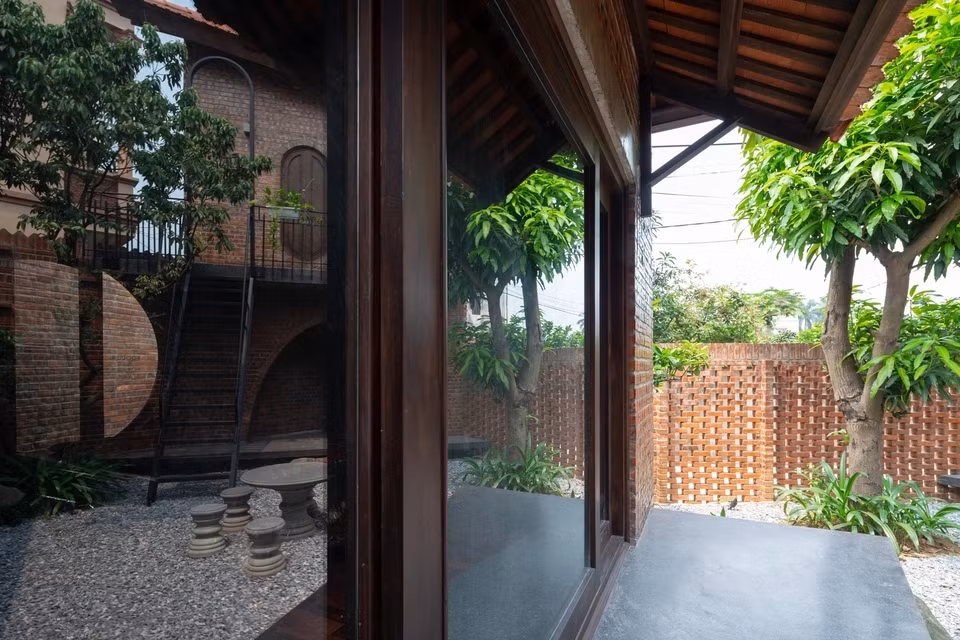 Mái hiên hình elip đa hướng, đa trung tâm tạo ra sự kết nối mềm mại. Thiết kế của ngôi nhà mang hơi hướng nhà Bắc bộ xưa...