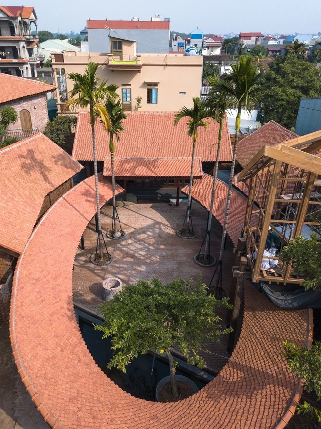 Căn nhà chia thành rất nhiều khối, tương đương với những không gian chức năng khác nhau. Nhìn từ trên cao, mái ngói đỏ cùng sự xô lệch của các khối nhà khiến công trình gợi nhắc về một ngôi làng ở Bắc Bộ.