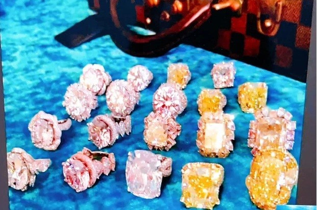 Vợ đại gia Huỳnh Uy Dũng cũng từng công khai một phần trong bộ sưu tập kim cương "cân thành kí lô". Ảnh: FBNV