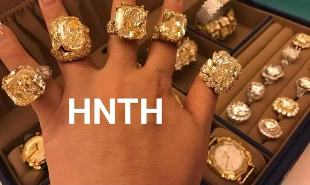 Được biết, bà Phương Hằng quyết định sau này khi lớn tuổi, số kim cương sẽ được bà đi quyên góp toàn bộ cho quỹ từ thiện của mình. Ảnh: Vietnamnet