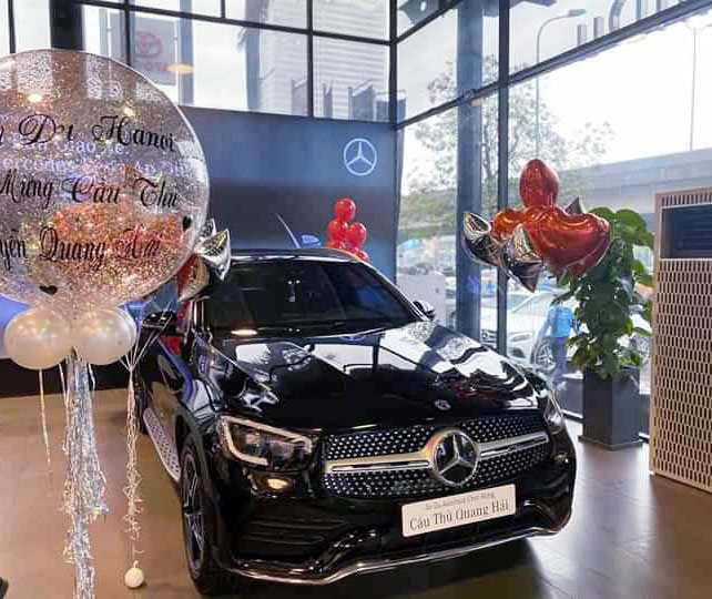 Quang Hải từng gây xôn cao khi tậu chiếc Mercedes-Benz GLC 300 giá 2,4 tỷ đồng và mua chiếc Vinfast Fadil tặng ba mẹ. Ảnh: Vietnamnet