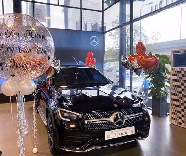 Quang Hải từng gây xôn cao khi tậu chiếc Mercedes-Benz GLC 300 giá 2,4 tỷ đồng và mua chiếc Vinfast Fadil tặng ba mẹ. Ảnh: Vietnamnet