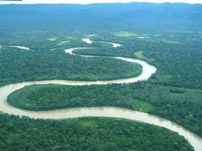 Dòng sông này là một nhánh của con sông Guayabero và dài khoảng 100 km