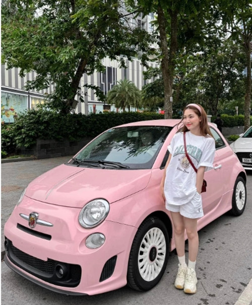 Hòa Minzy tên thật là Nguyễn Thị Hòa (sinh năm 1995), từng là quán quân Học viện Ngôi sao 2014. Thành công trong sự nghiệp, Hoà Minzy sở hữu khối tài sản đáng ngưỡng mộ ở tuồi 29. Ảnh: Saostar